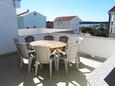 Banjol, Terrasse dans l’hébergement en type apartment, avec la vue sur la mer et WiFi.