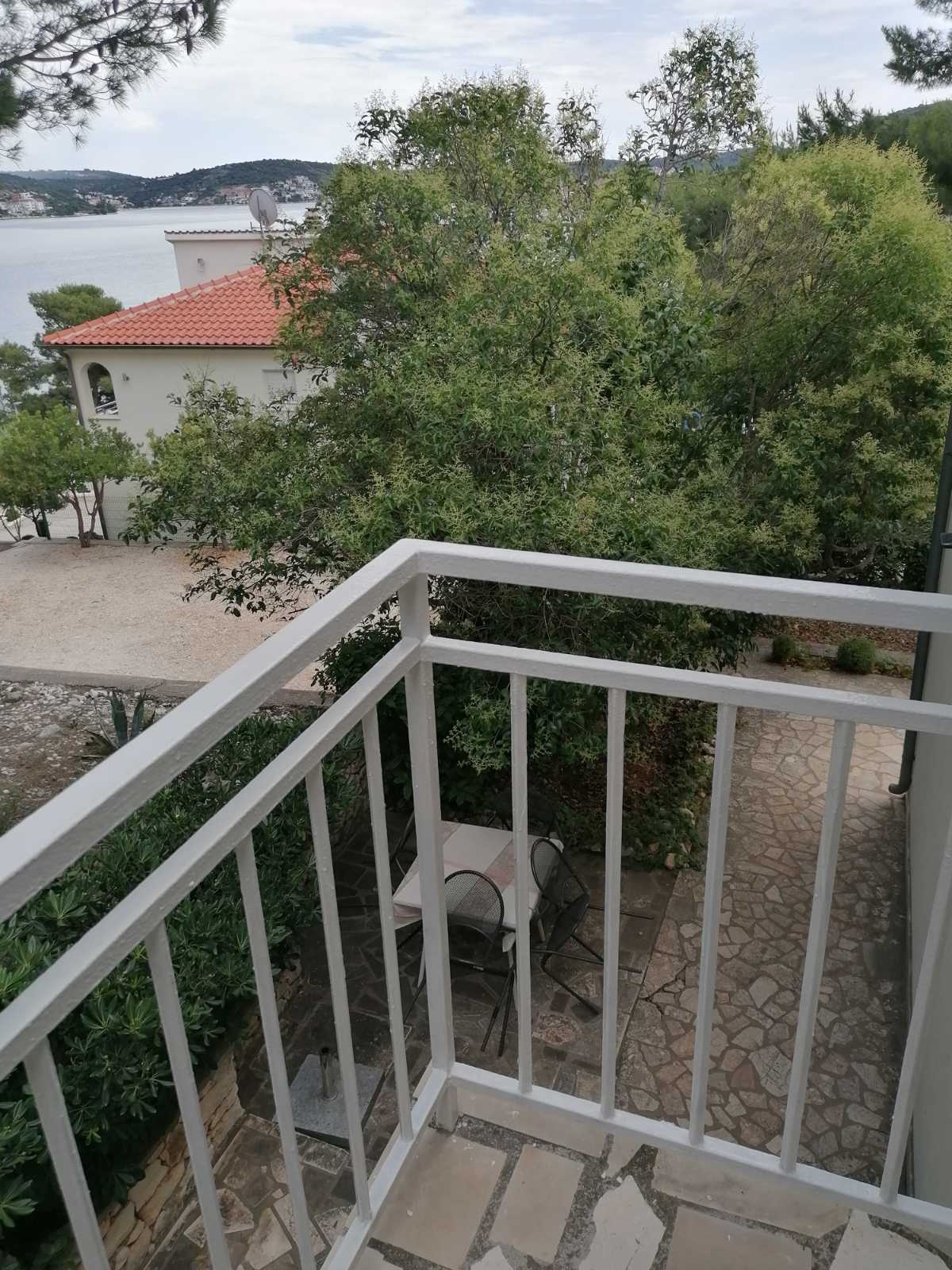 Dvosobni apartman uz plažu Rogoznica  A-b