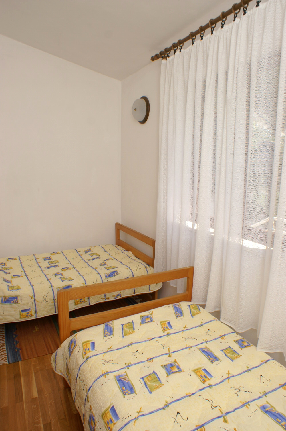 Dvosobni apartman uz plažu Rogoznica  A-b