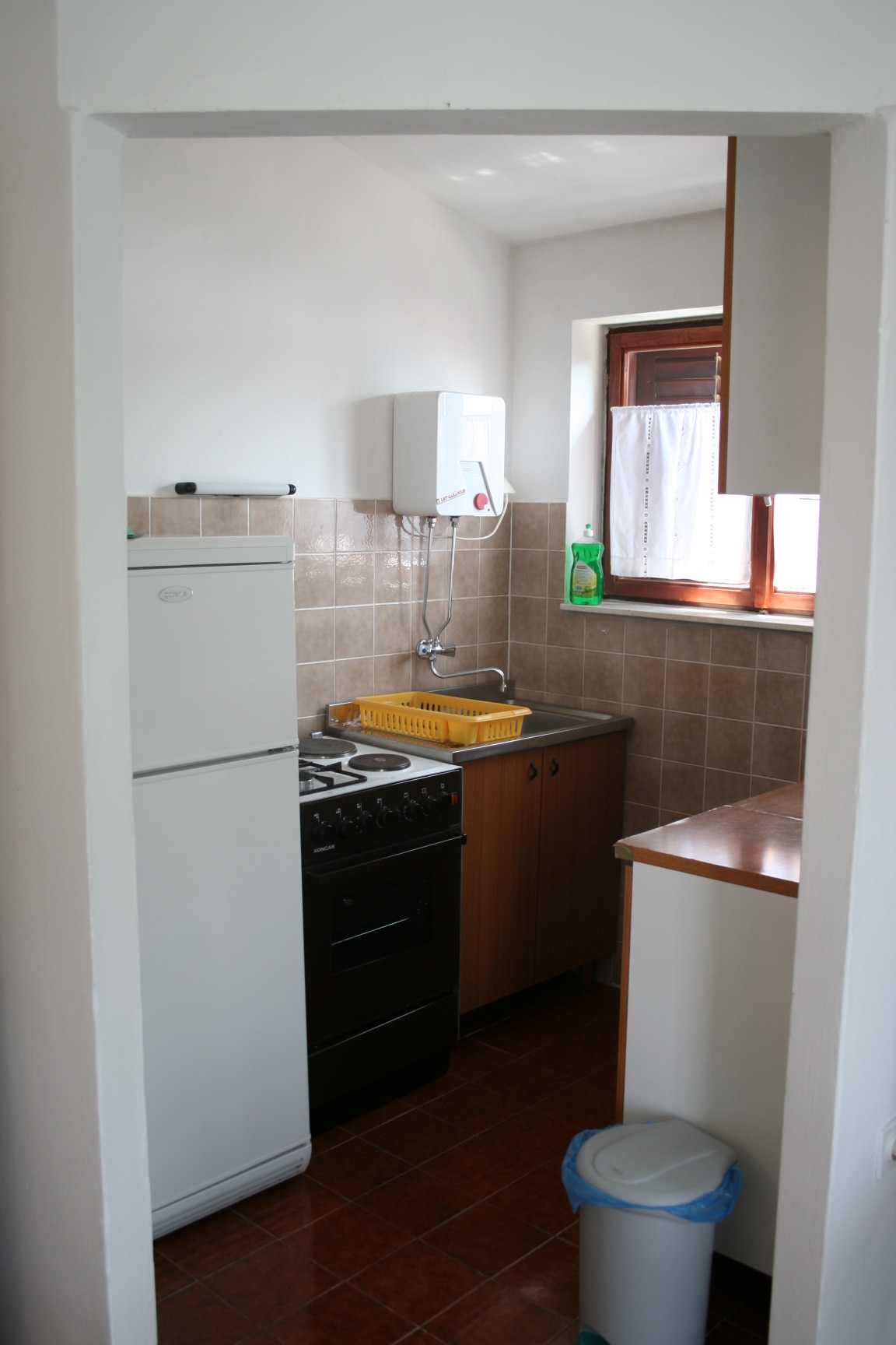 Dvosobni apartman uz plažu Rogoznica  A-b