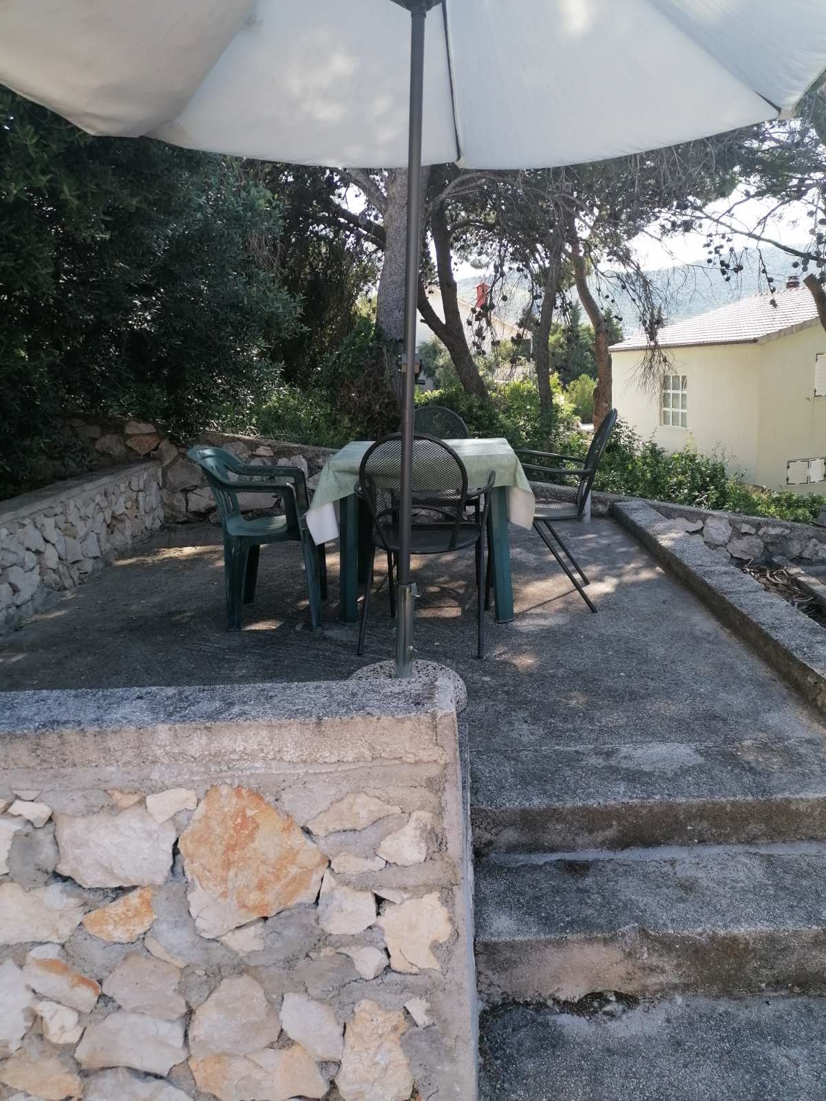 Dvosobni apartman uz plažu Rogoznica  A-b