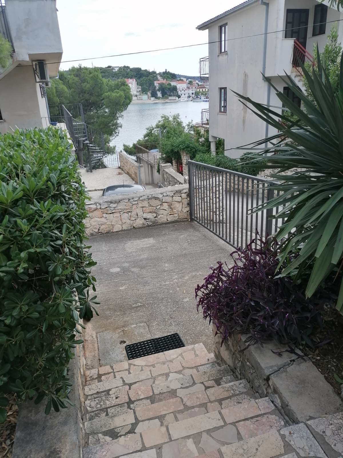 Dvosobni apartman uz plažu Rogoznica  A-b