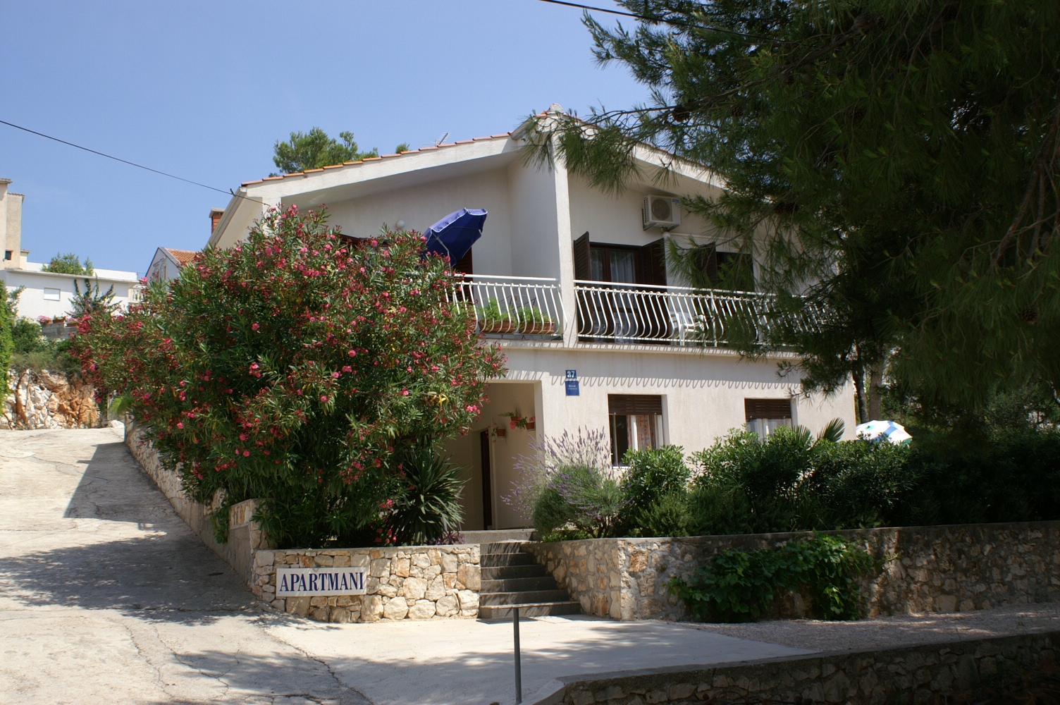 Dvosobni apartman uz plažu Rogoznica  A-b
