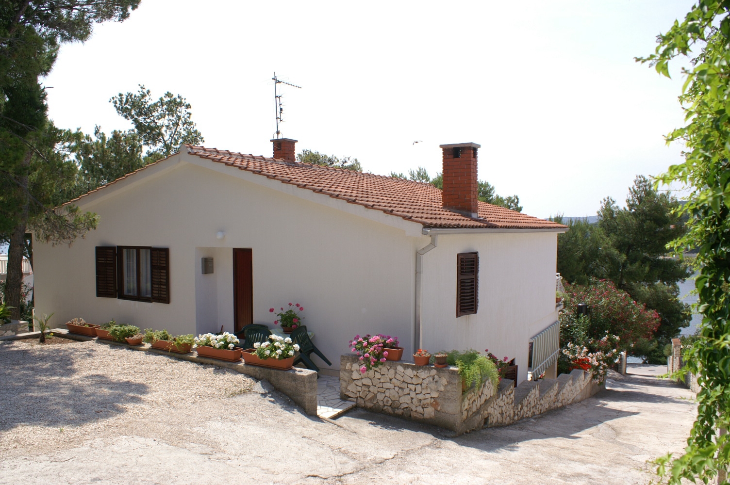 Dvosobni apartman uz plažu Rogoznica  A-b