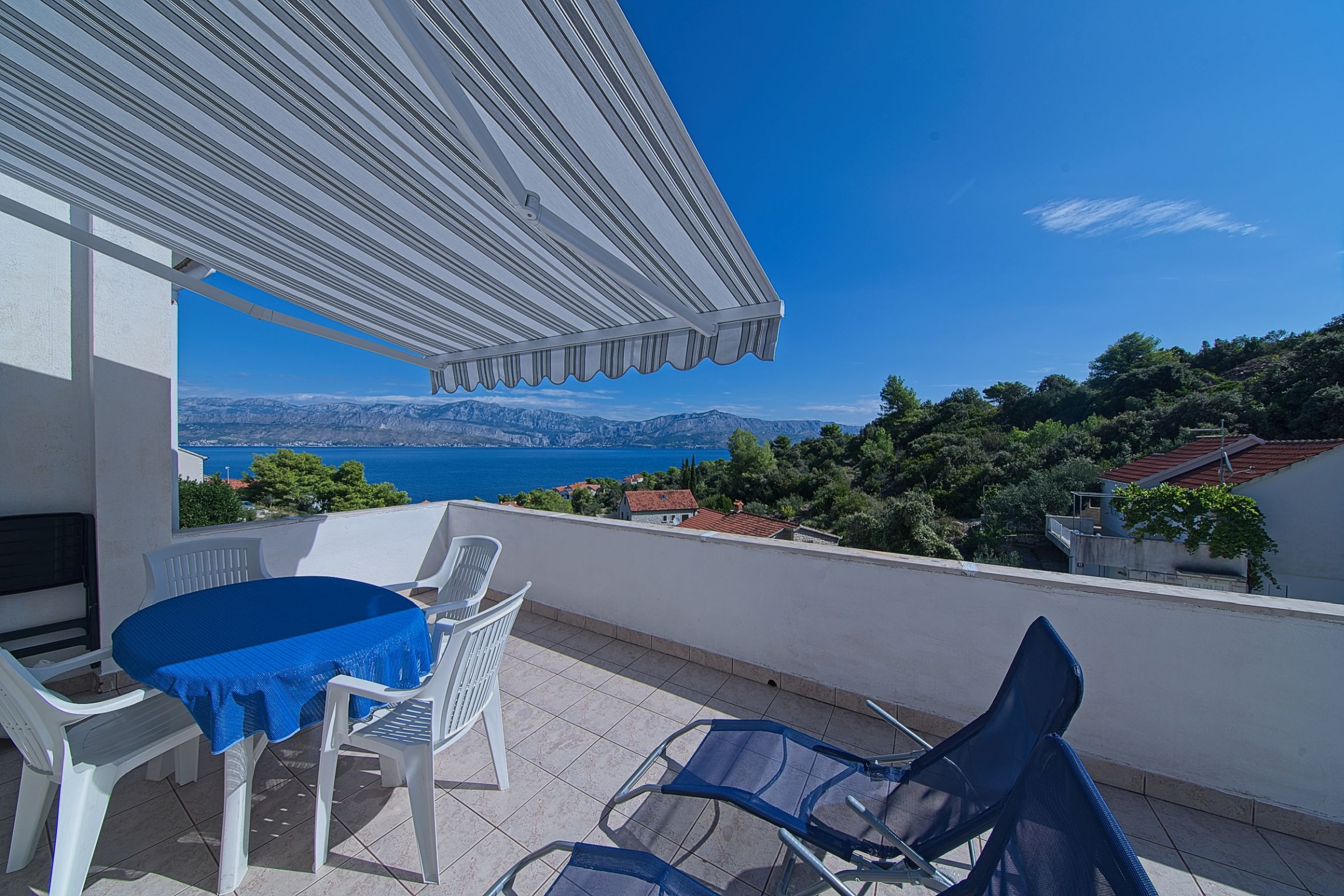 Two bedroom apartment with terrace and sea view Postira, Brač  A-a