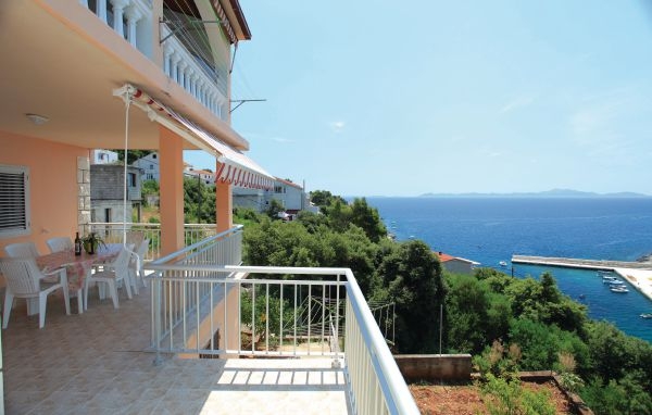 Two bedroom apartment with terrace and sea view Zavalatica, Korčula  A-b
