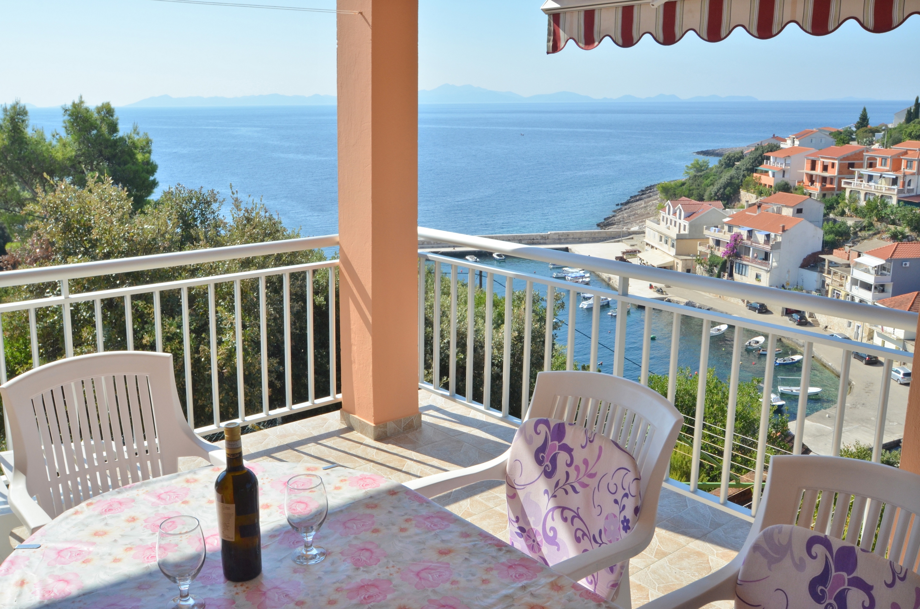 Two bedroom apartment with terrace and sea view Zavalatica, Korčula  A-b