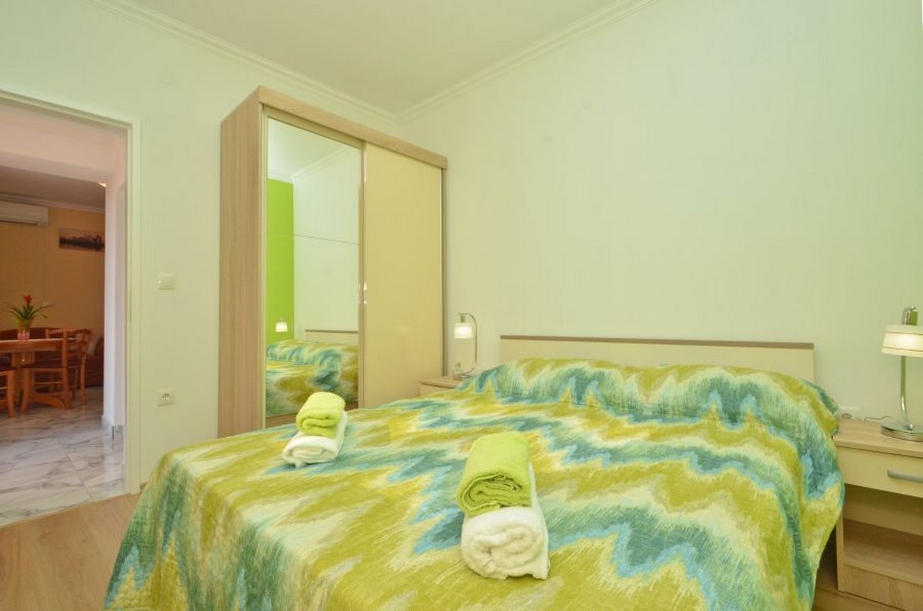 One bedroom apartment with terrace and sea view Zavalatica, Korčula  A-c