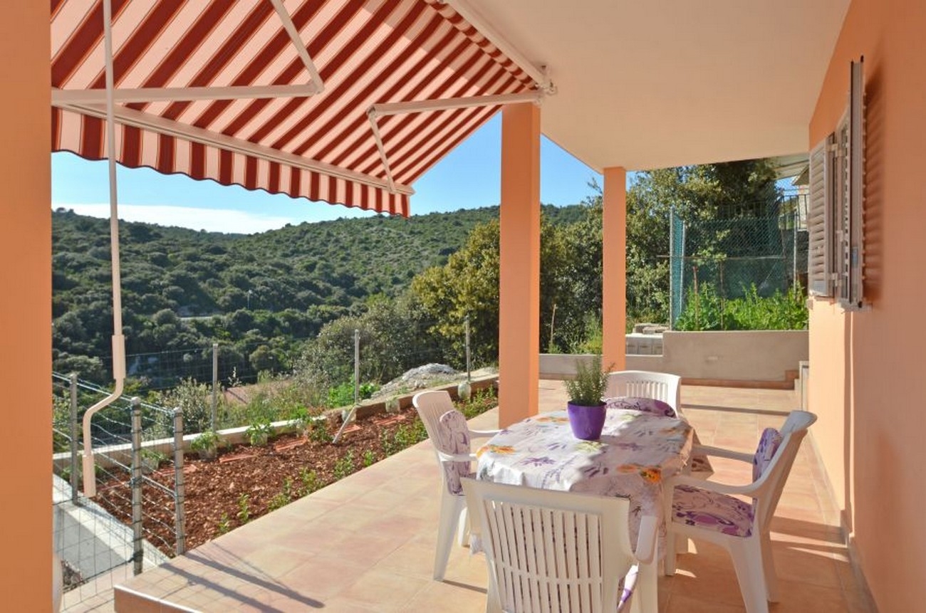 One bedroom apartment with terrace and sea view Zavalatica, Korčula  A-c