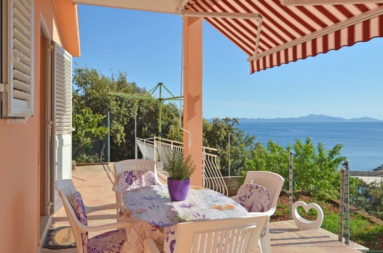 One bedroom apartment with terrace and sea view Zavalatica, Korčula  A-c