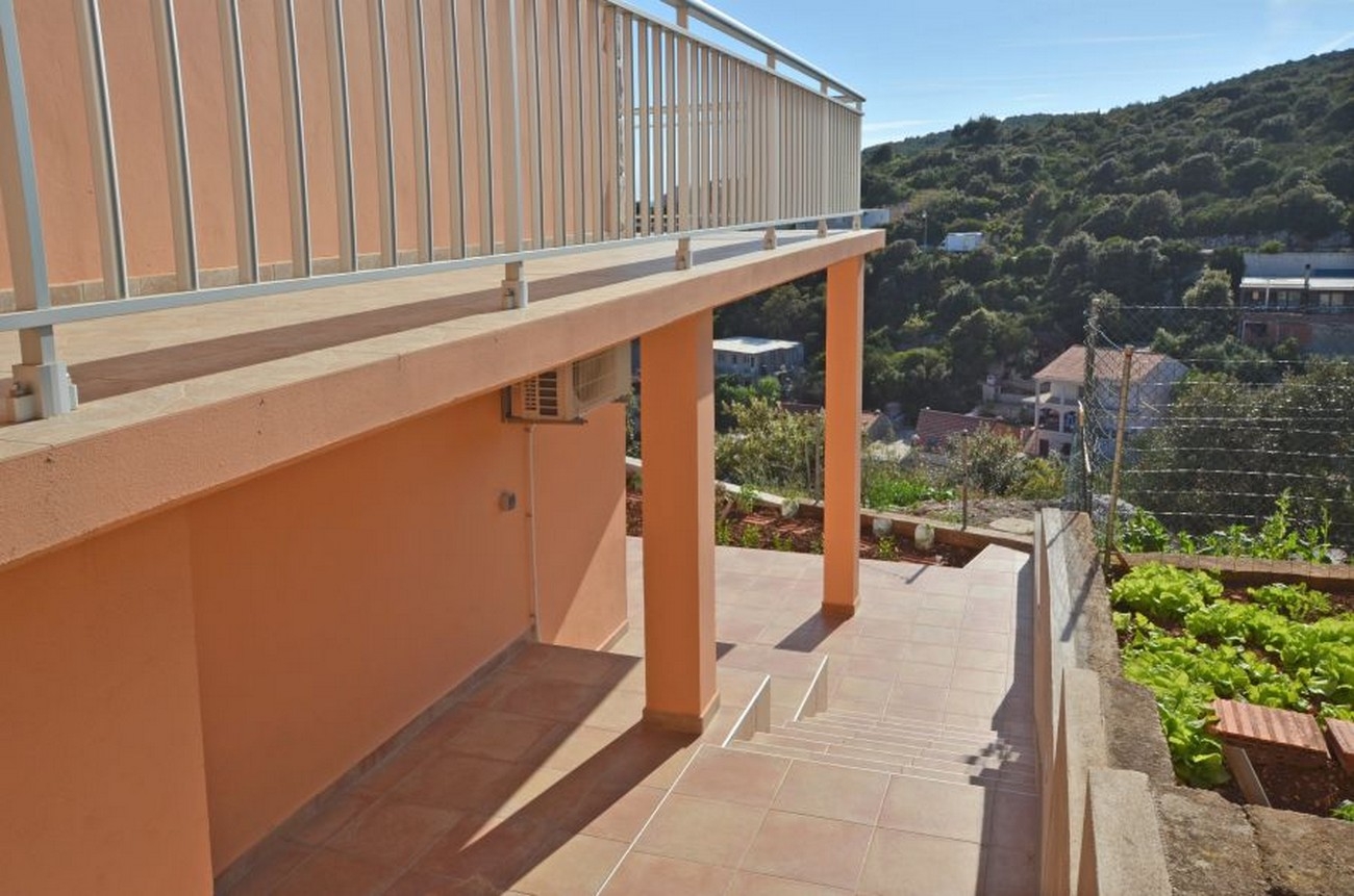 One bedroom apartment with terrace and sea view Zavalatica, Korčula  A-c