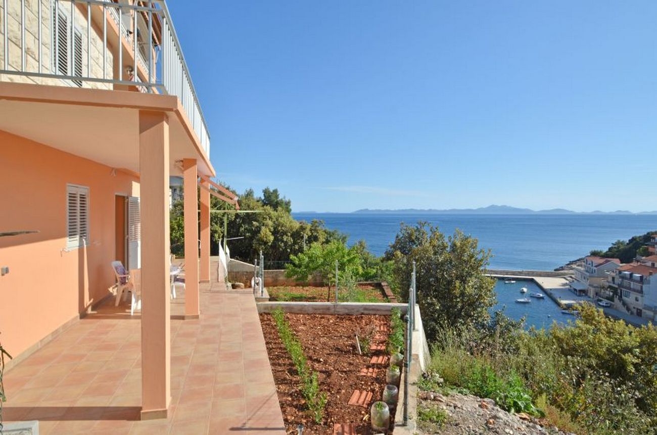 One bedroom apartment with terrace and sea view Zavalatica, Korčula  A-c