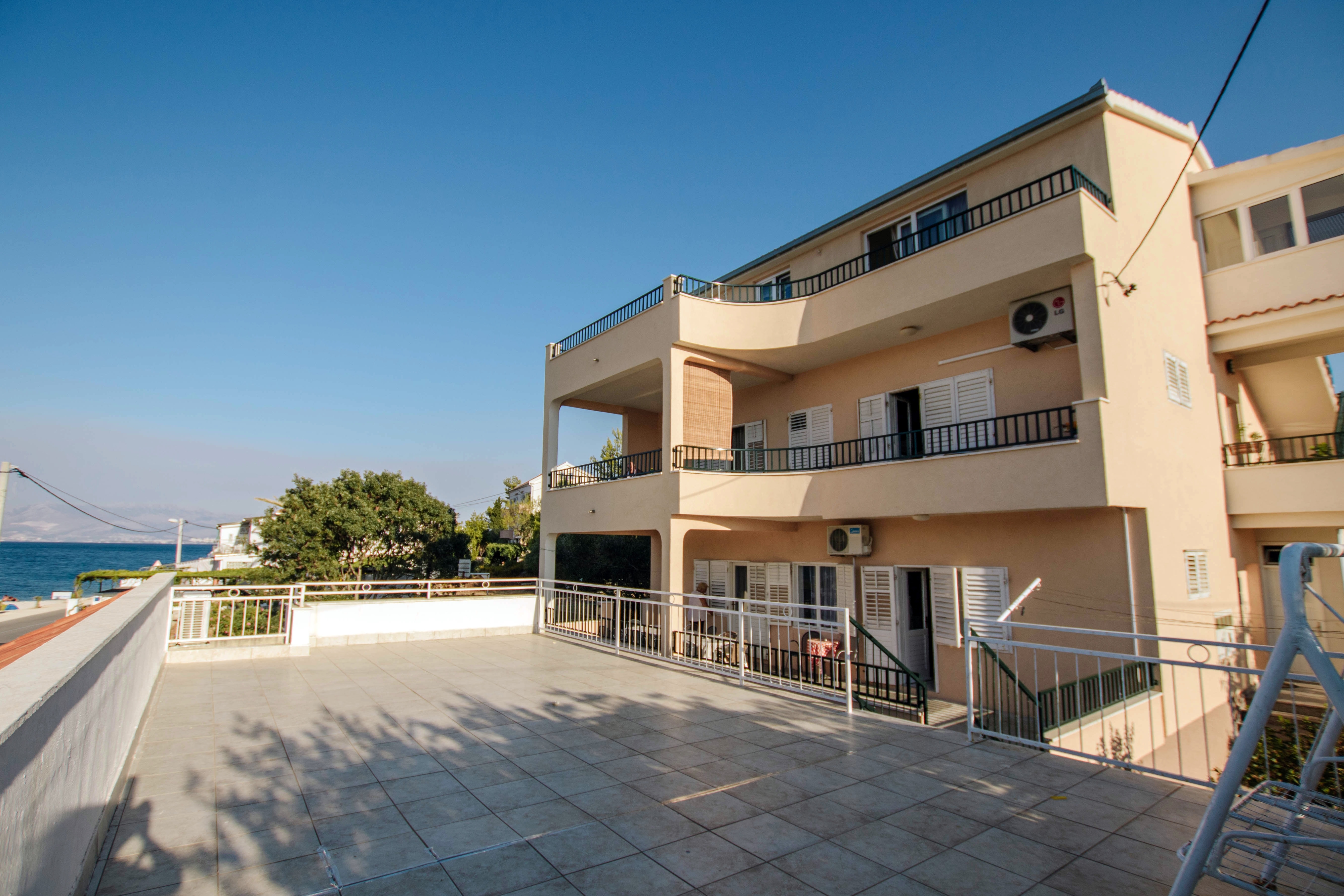 Four-bedroom apartment near beach Arbanija, Čiovo (A-1122-a)