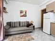 Sućuraj, Sala de estar in the apartment, air condition available y WiFi.