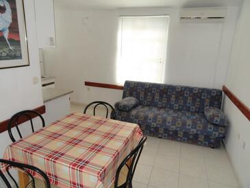 Okrug Gornji, Comedor in the apartment, air condition available, (pet friendly) y WiFi.