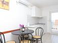 Bušinci, Dining room in the apartment, air condition available, (pet friendly) and WiFi.