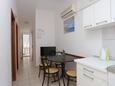 Bušinci, Comedor in the apartment, air condition available, (pet friendly) y WiFi.