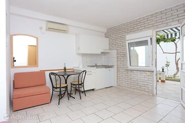 Bušinci, Sala da pranzo nell'alloggi del tipo studio-apartment, condizionatore disponibile, animali domestici ammessi e WiFi.