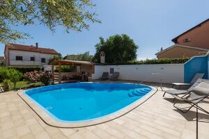 Apartments with a swimming pool Novigrad - 11242