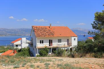 Arbanija, Čiovo, Hébergement 1125 - Appartements et chambres à proximité de la mer avec une plage de galets.