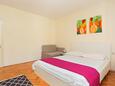 Arbanija, Bedroom in the room, air condition available and WiFi.