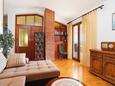 Seget Vranjica, Living room in the apartment, air condition available, (pet friendly) and WiFi.