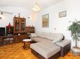 Seget Vranjica, Living room in the apartment, air condition available, (pet friendly) and WiFi.