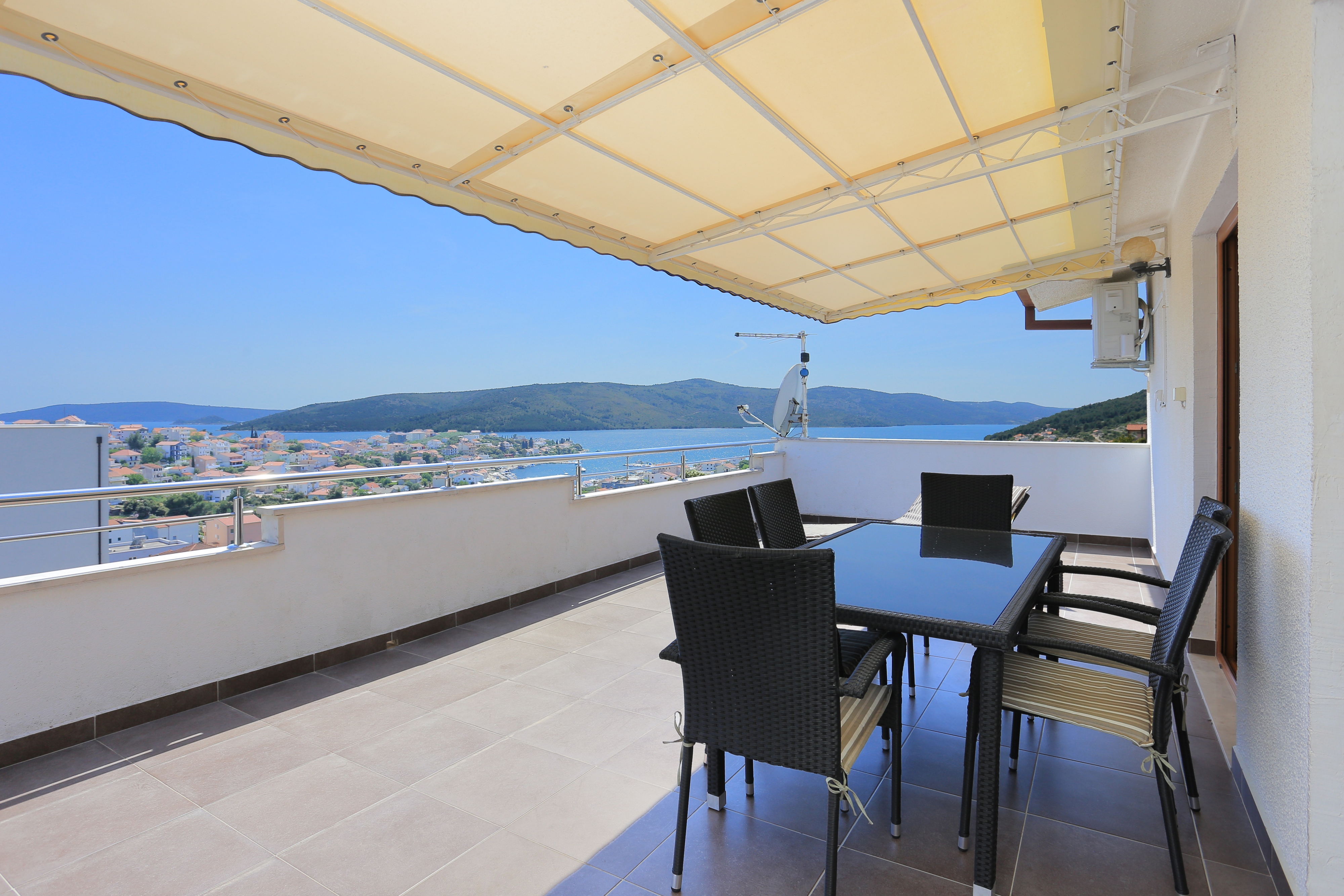 Two bedroom apartment with terrace and sea view Seget Vranjica, Trogir  A-a