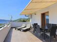 Seget Vranjica, Terrace in the apartment, with a sea view, (pet friendly) and WiFi.