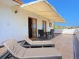 Seget Vranjica, Terrace in the apartment, with a sea view, (pet friendly) and WiFi.