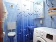 Seget Vranjica, Bathroom in the studio-apartment, (pet friendly) and WiFi.