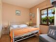 Seget Vranjica, Bedroom in the studio-apartment, air condition available, (pet friendly) and WiFi.