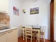 Seget Vranjica, Comedor in the studio-apartment, (pet friendly) y WiFi.