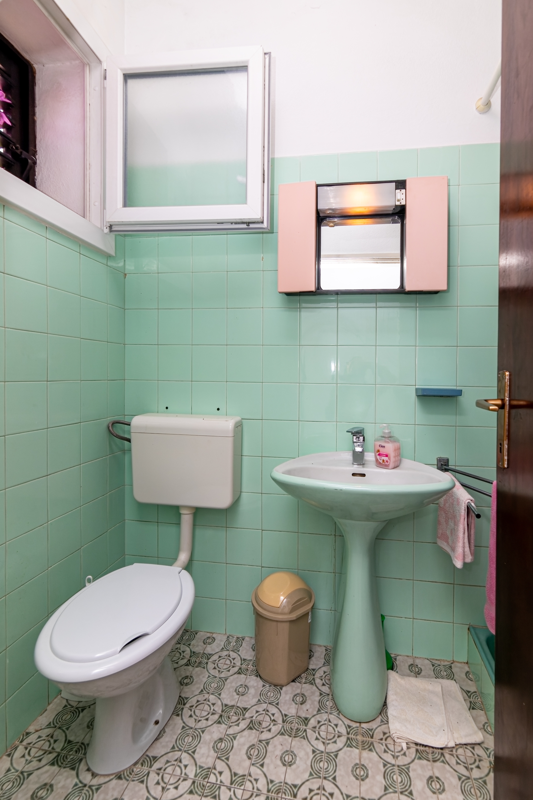 Three bedroom apartment with balcony Supetar, Brač  A-b