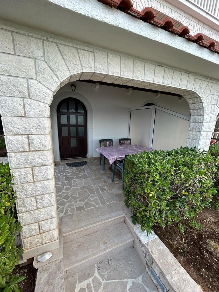 Two bedroom apartment near beach Slatine, Čiovo  A-b