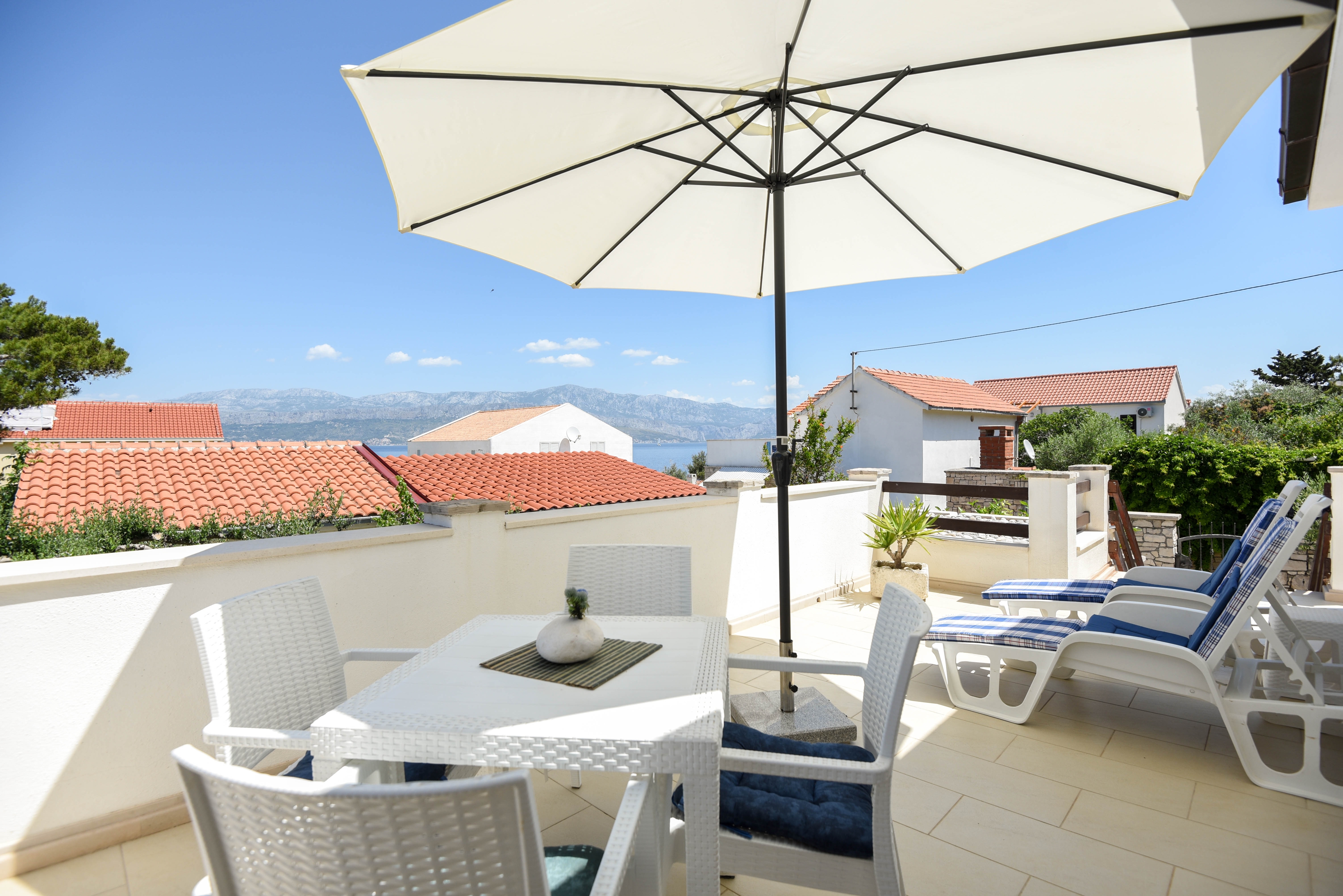 Two bedroom apartment with terrace and sea view Splitska, Brač (A-11300-a) Two bedroom apartment with terrace and sea view Splitska, Brač (A-11300-a)