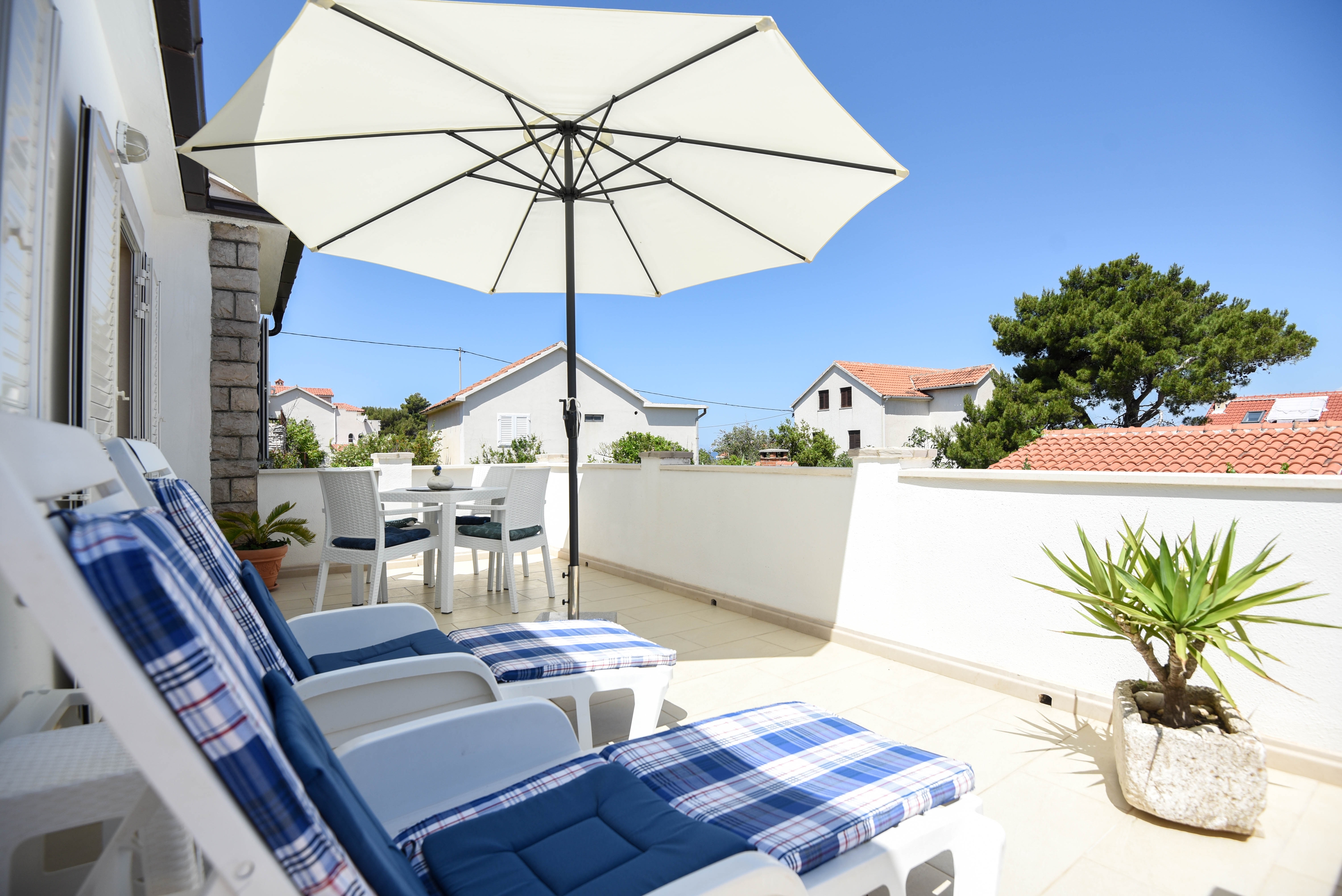 Two bedroom apartment with terrace and sea view Splitska, Brač  A-a