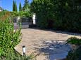 Parking lot Splitska, Brač, Parking lot 11300 - Apartments by the sea.