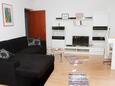 Trogir, Sala de estar in the apartment, air condition available y WiFi.