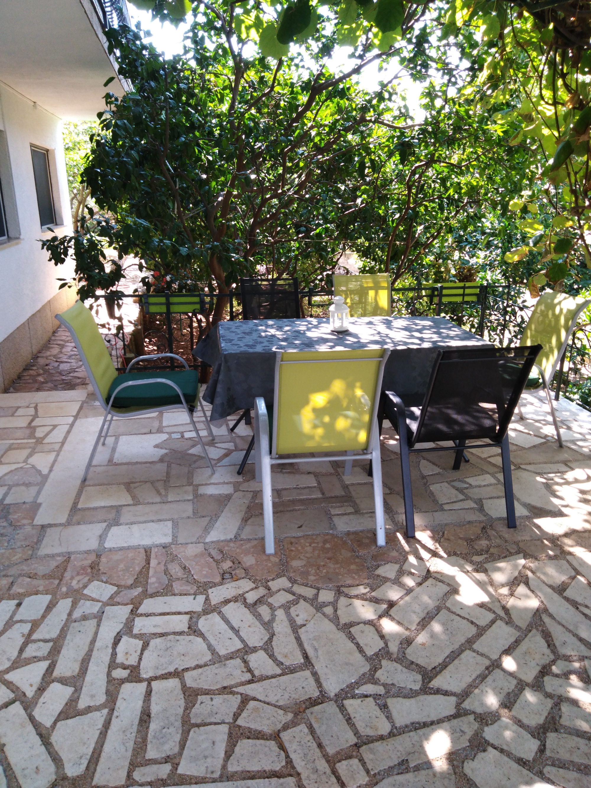 Three bedroom apartment with terrace Trogir  A-a