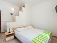 Spavaća soba Jelsa, Spavaća soba u smještaju tipa studio-apartment, dostupna klima, kućni ljubimci dozvoljeni i WiFi.