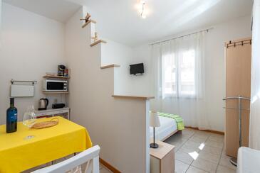 Jelsa, Jadalnia w zakwaterowaniu typu studio-apartment, zwierzęta domowe są dozwolone i WiFi.