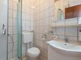 Koupelna Jelsa, Koupelna v ubytování typu studio-apartment, domácí mazlíčci povoleni a WiFi.