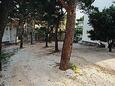 Parking lot Medići, Omiš, Parking lot 1132 - Apartments near sea with pebble beach.