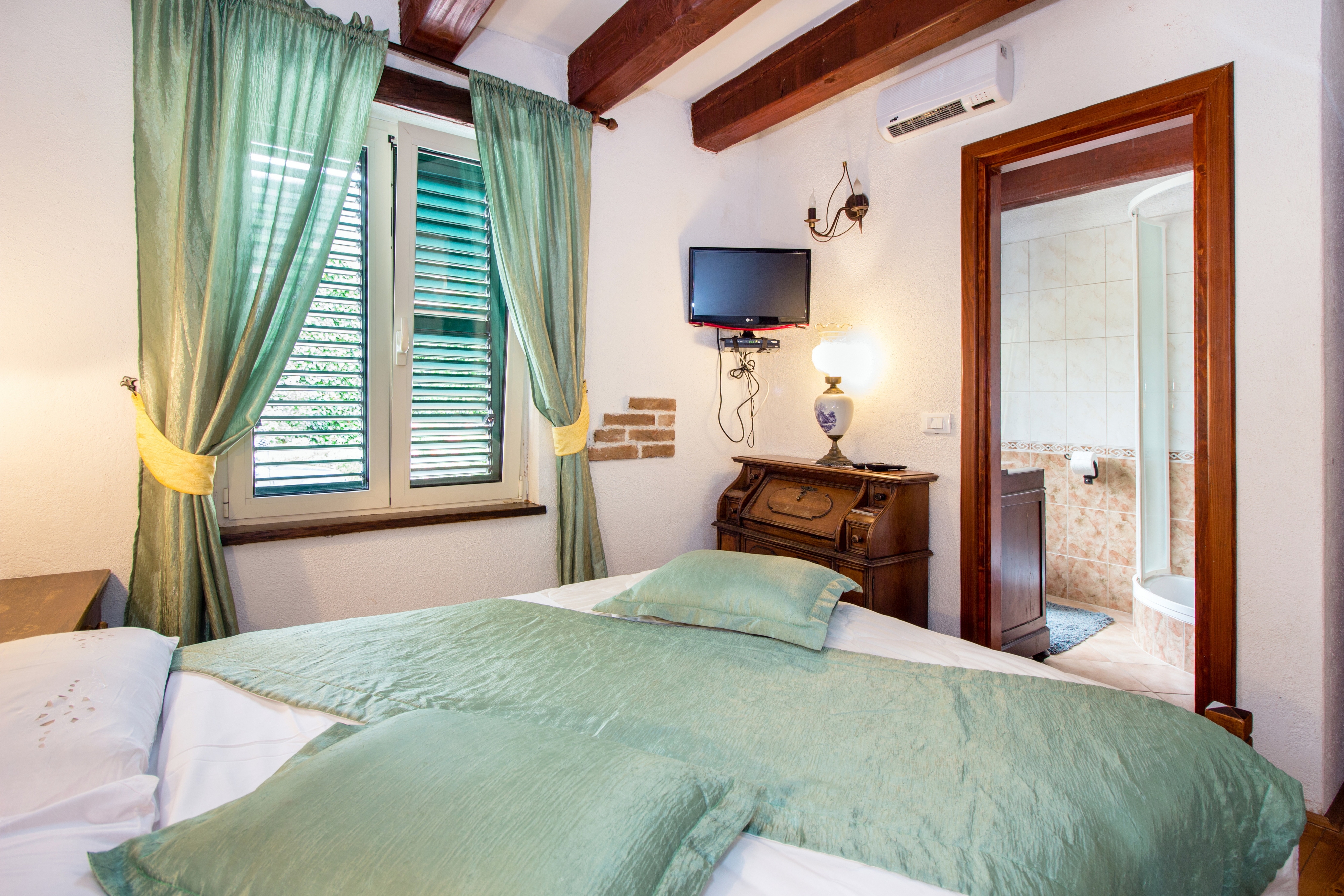 Comfortable and spacious house with terrace Bajići, Zagora  K