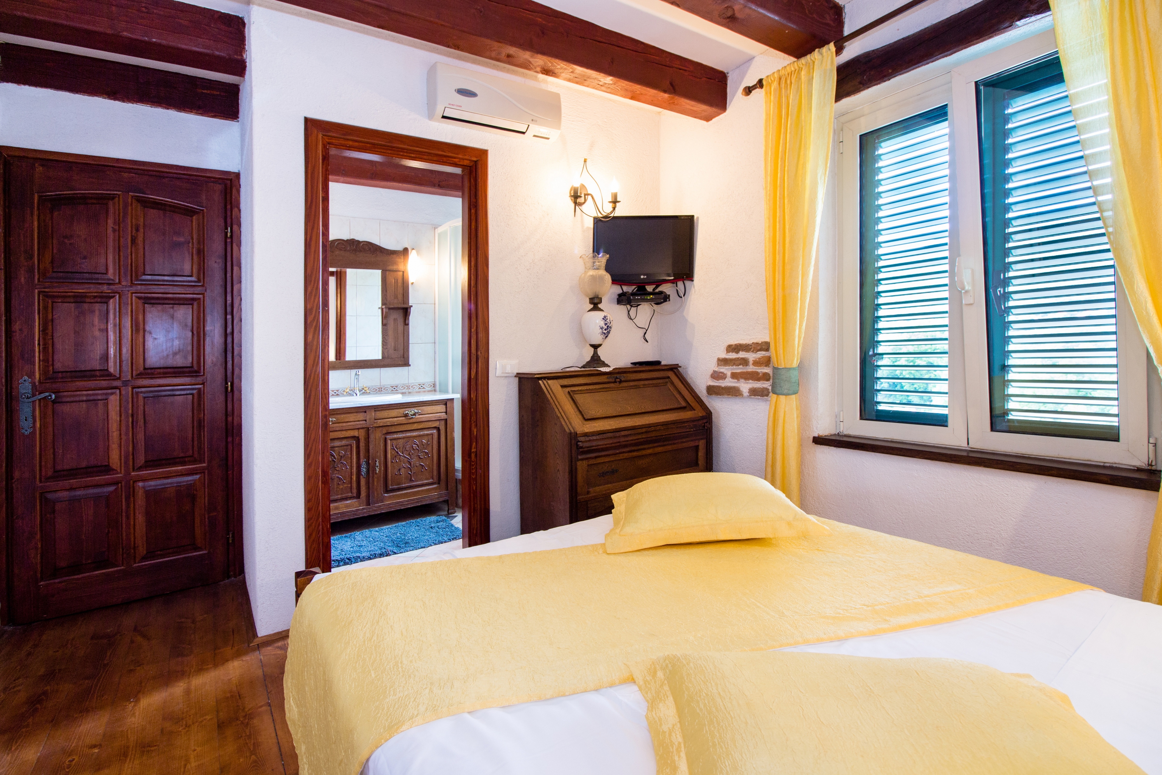 Comfortable and spacious house with terrace Bajići, Zagora  K