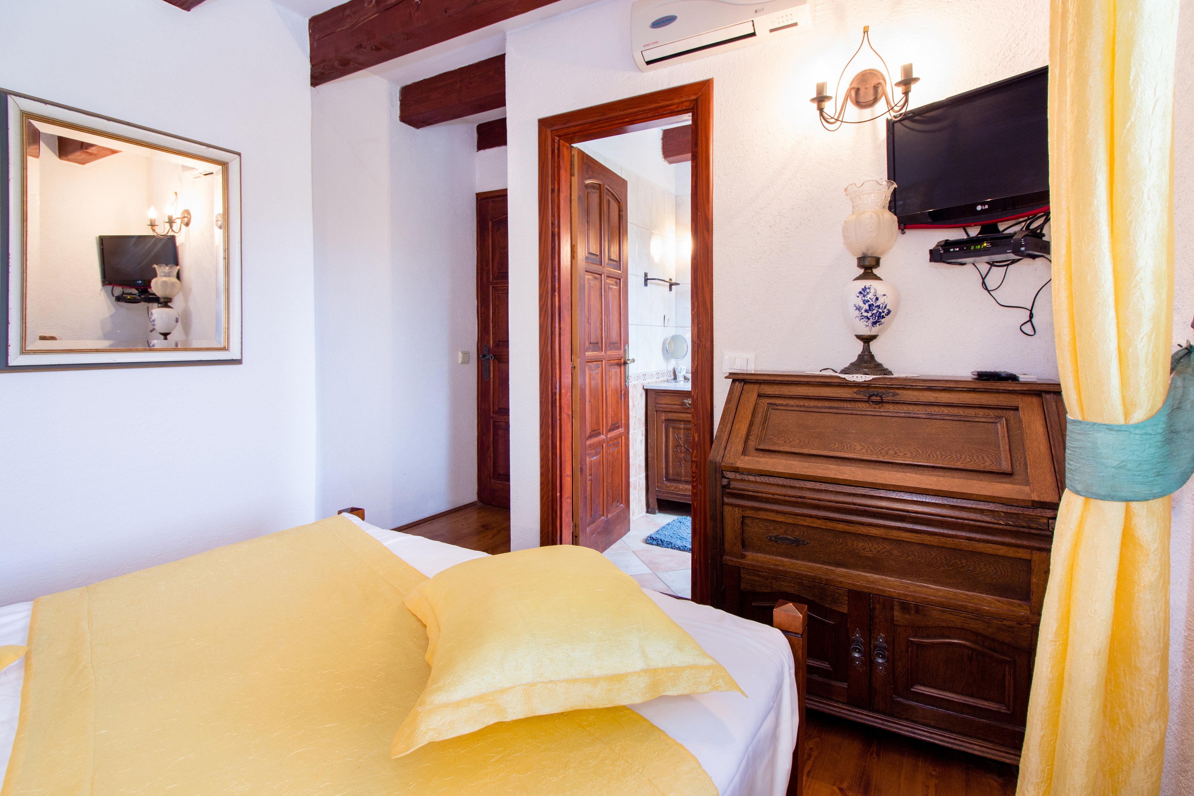 Comfortable and spacious house with terrace Bajići, Zagora  K