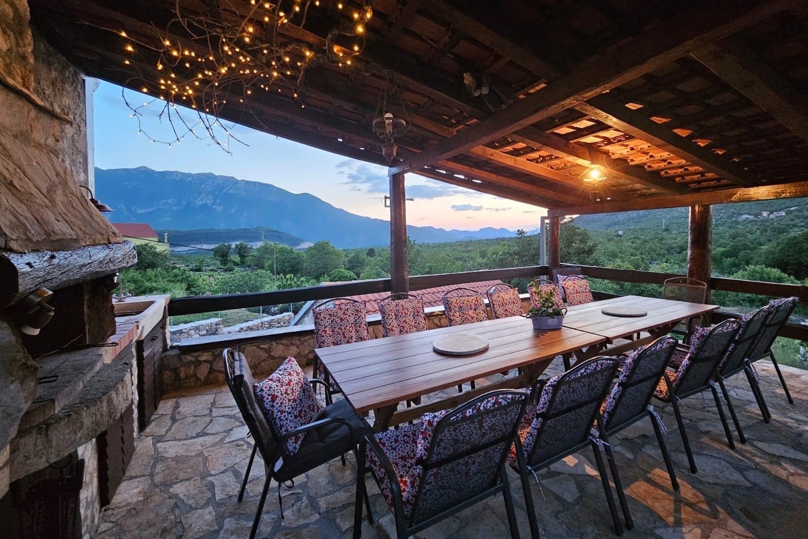 Comfortable and spacious house with terrace Bajići, Zagora  K