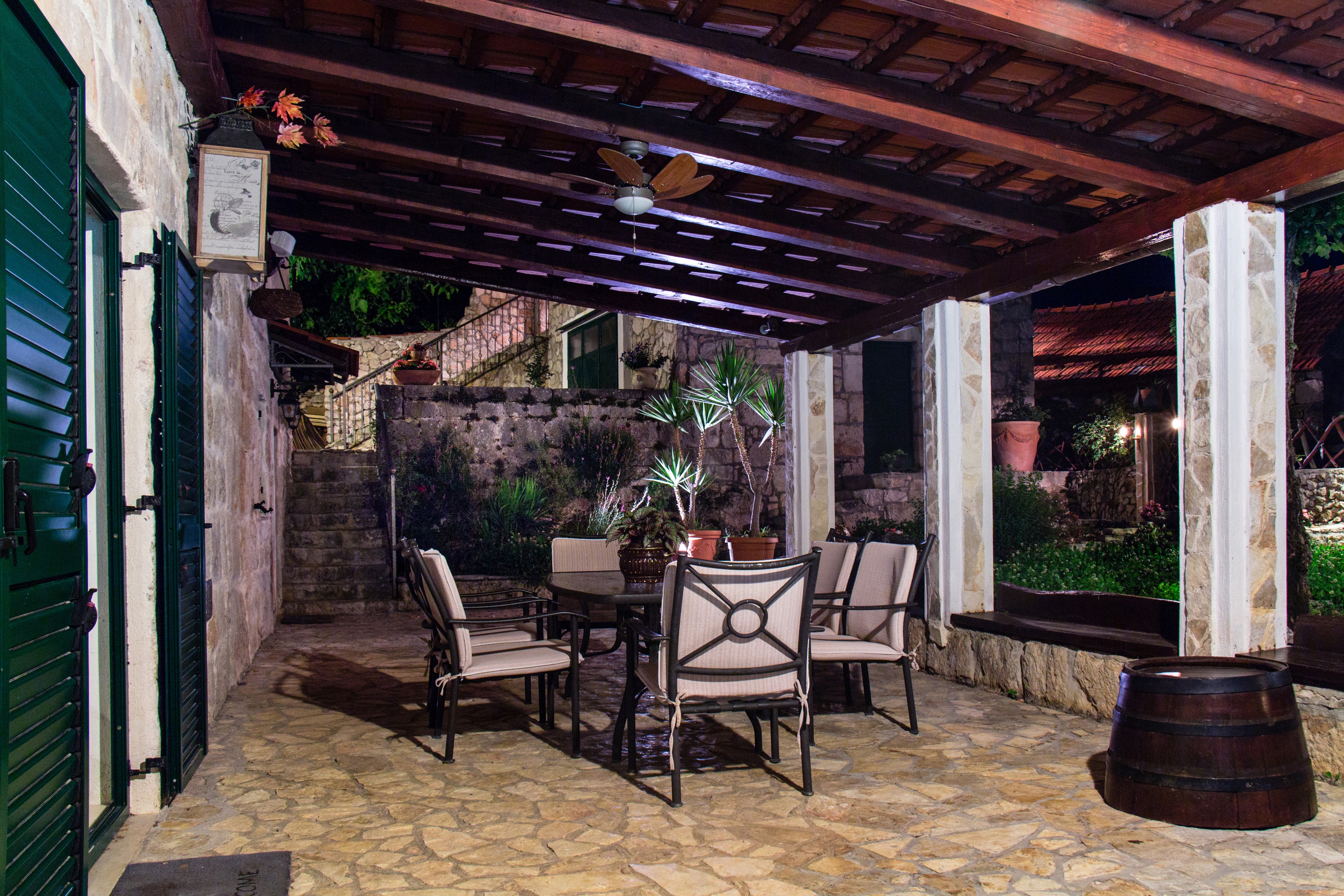 Comfortable and spacious house with terrace Bajići, Zagora  K