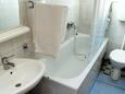Koupelna 1 Slatine, Koupelna 1 v ubytování typu studio-apartment, WiFi.